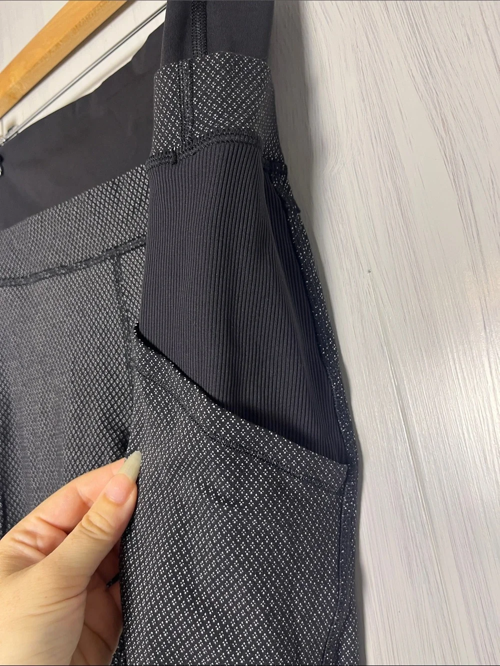Lululemon En Route Crop Diamond Dot Black White Size 8